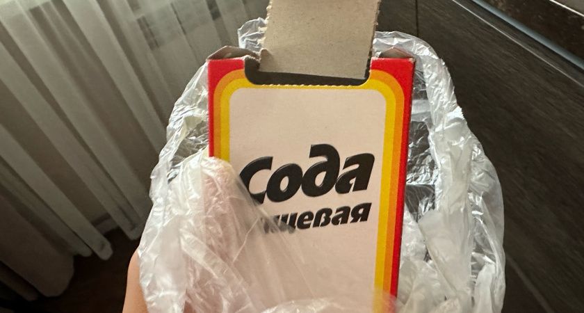Раз в пол года покупаю 2 пачки соды и кладу в морозилку - такая мелочь сильно облегчает уборку на кухне