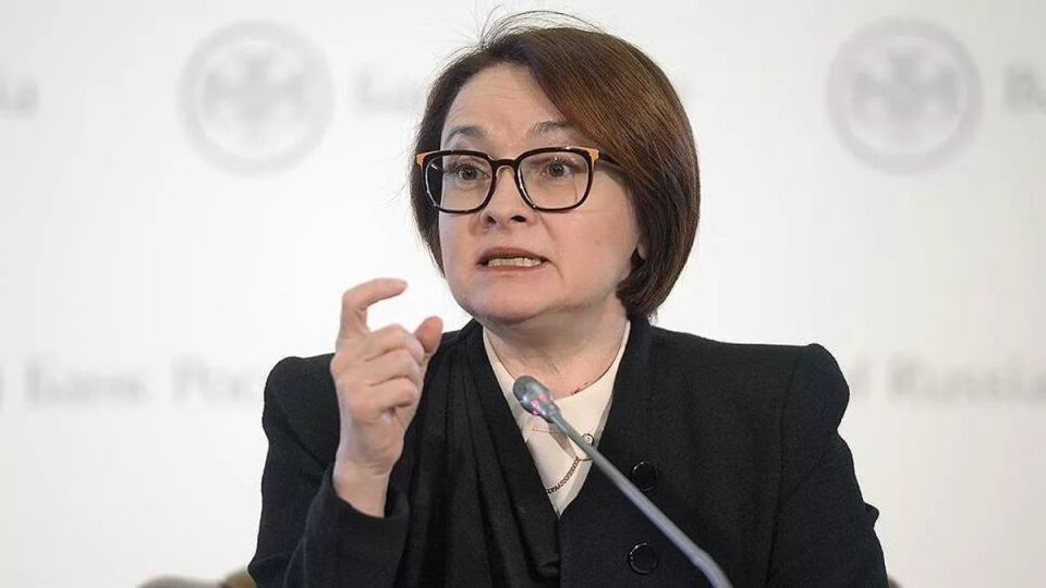 Массовый вывод денег из банков: что грозит экономике России при резком снижении ключевой ставки?