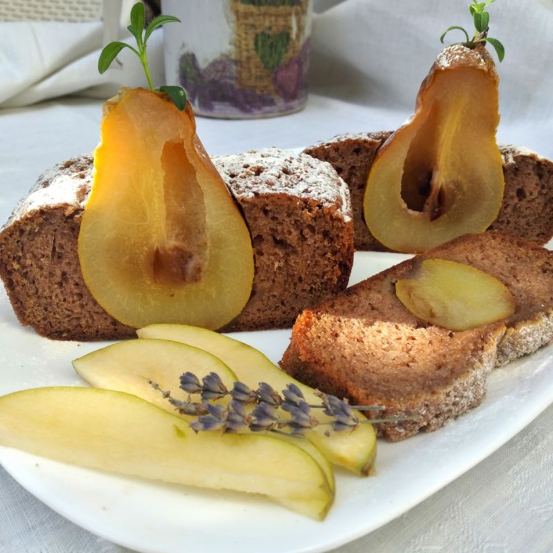 Нежный шоколадный кекс с грушами: изысканное угощение для осеннего чая