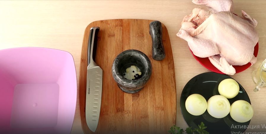 Необычное сочетание: запеченная курица на хлебе с луком в духовке