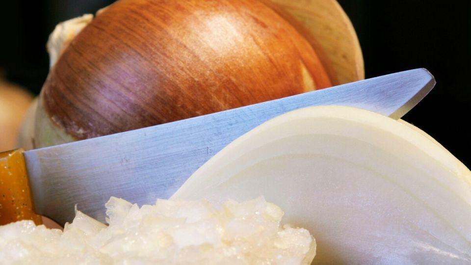 Без слез и мучений: вот как шеф-повара режут лук в ресторанах