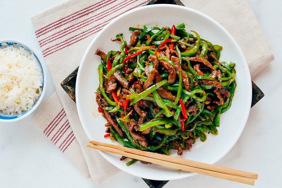 Виртуозное стир-фрай: как приготовить сочную говядину с остренькими перцами