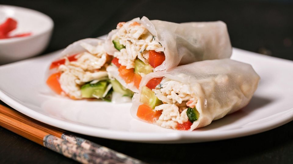 Не только салат и бутерброды: удивите гостей быстрой закуской-роллом из крабовых палочек