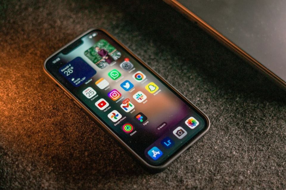 Телефонная зависимость: как она захватывает нашу жизнь и что с этим делать