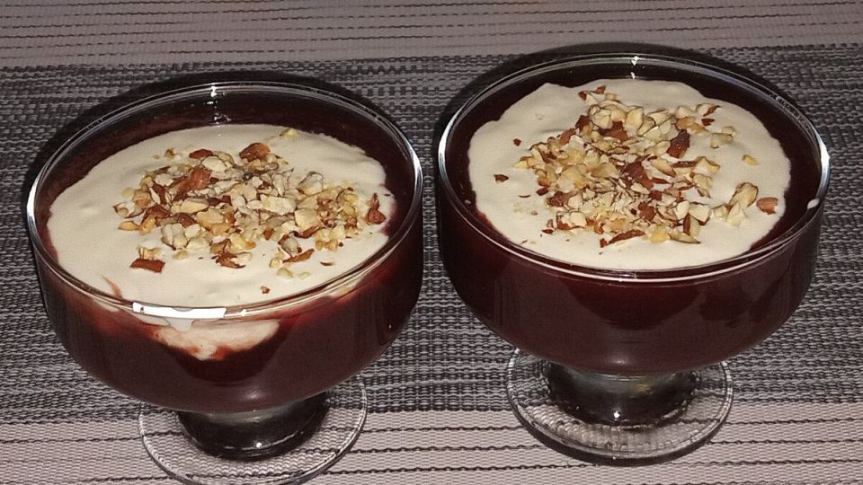 Невероятный десерт за 15 минут: сливовый сок с сметаной и орехами