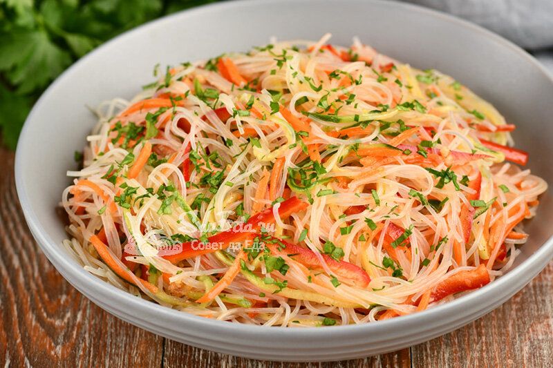 Салат с фунчозой и овощами: освежающее сочетание для вашего стола