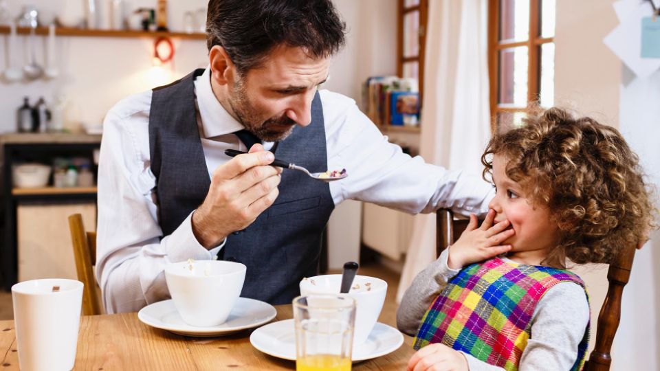 Эти любимые продукты нельзя есть натощак: проверьте, чем вы кормите близких