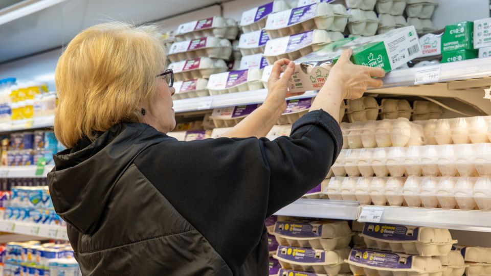 Почему россияне не могут найти яйца на прилавках, несмотря на низкие цены?