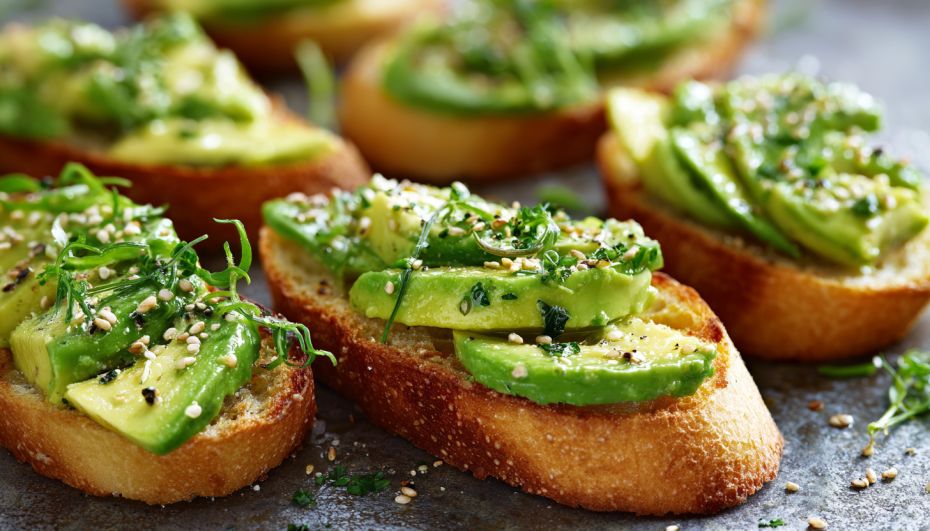 Брускетта с авокадо: быстрое и вкусное угощение