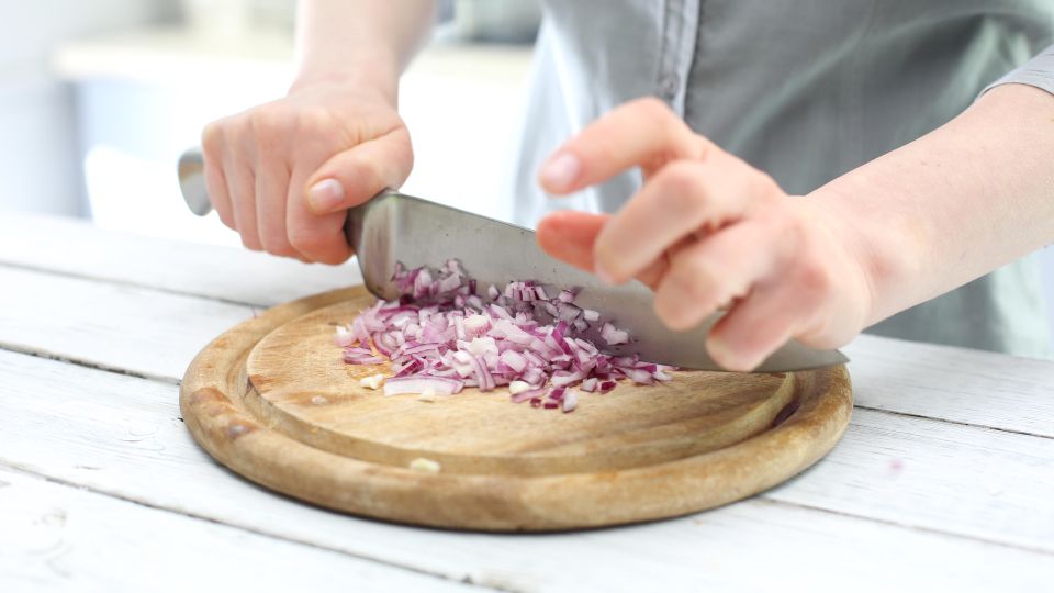 Зачем опытные хозяйки зажигают свечу на кухне, когда готовят зажарку для супа