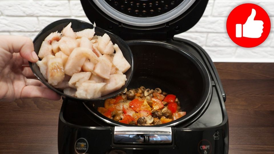 Сытное блюдо из рыбы с грибами и помидорами