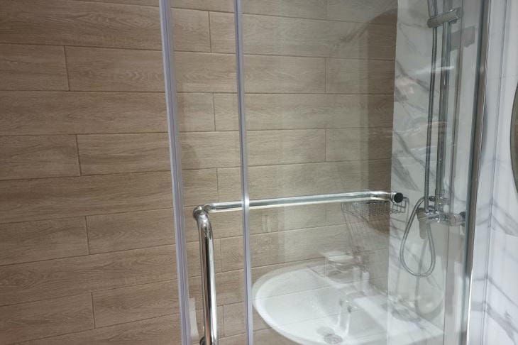 Известковый налет в душевой кабине: почему обычные средства часто не работают и что действительно помогает