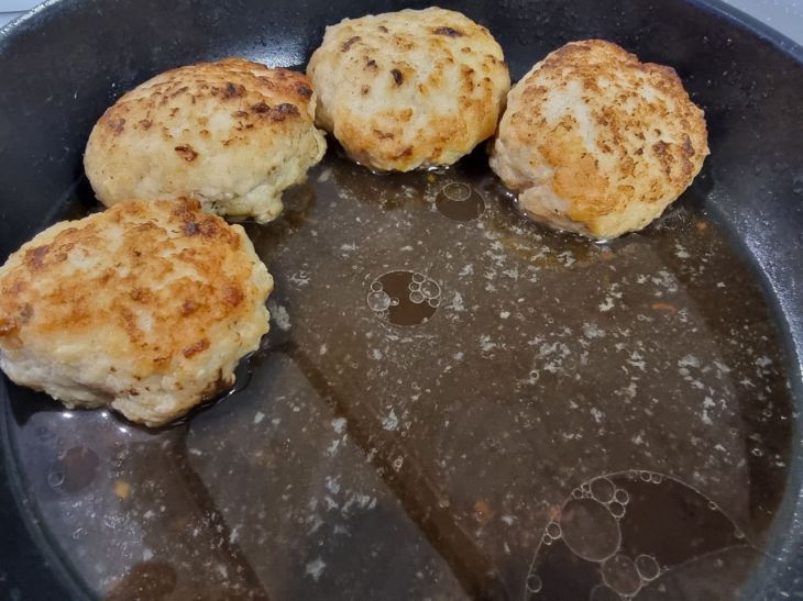 Простая добавка к котлетам вызывает восторг у гостей: секрет в подливе из двух ингредиентов, которые уже на вашей кухне