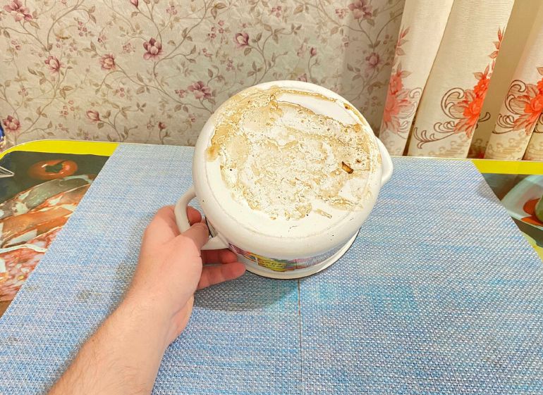 Как легко и быстро освободить кастрюлю от жира и нагара: простое руководство