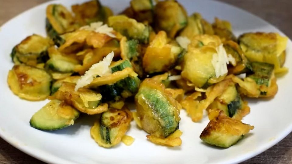 Вкуснее мяса: готовим кабачки в необычной панировке за полчаса