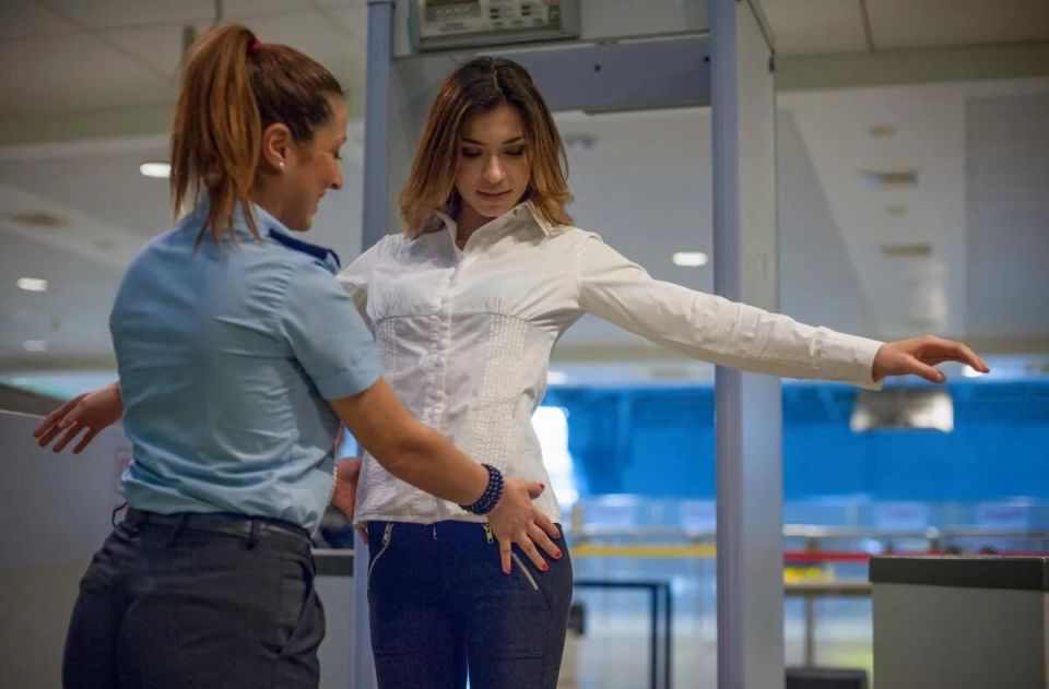 Почему бюстгальтеры с косточками не лучшее решение для аэропорта