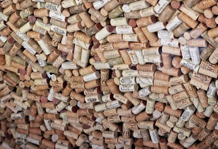 Забудьте, как вы чистили посуду до этого: вот как винная пробка спасает даже от застарелых загрязнений