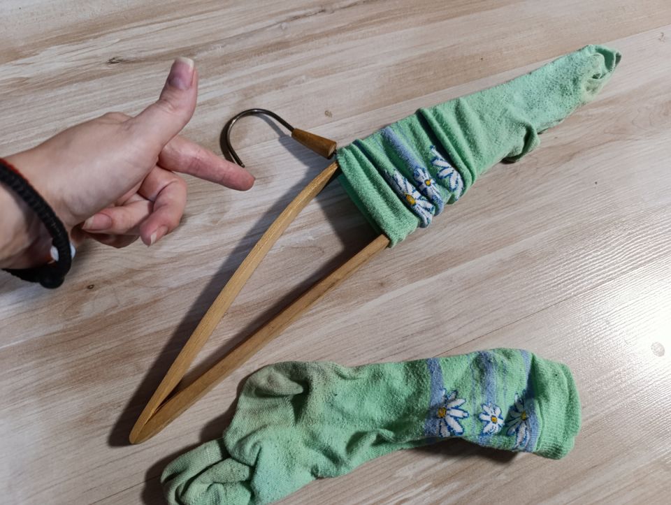 Гениальный совет для уборки: как носок и вешалка могут облегчить вашу жизнь