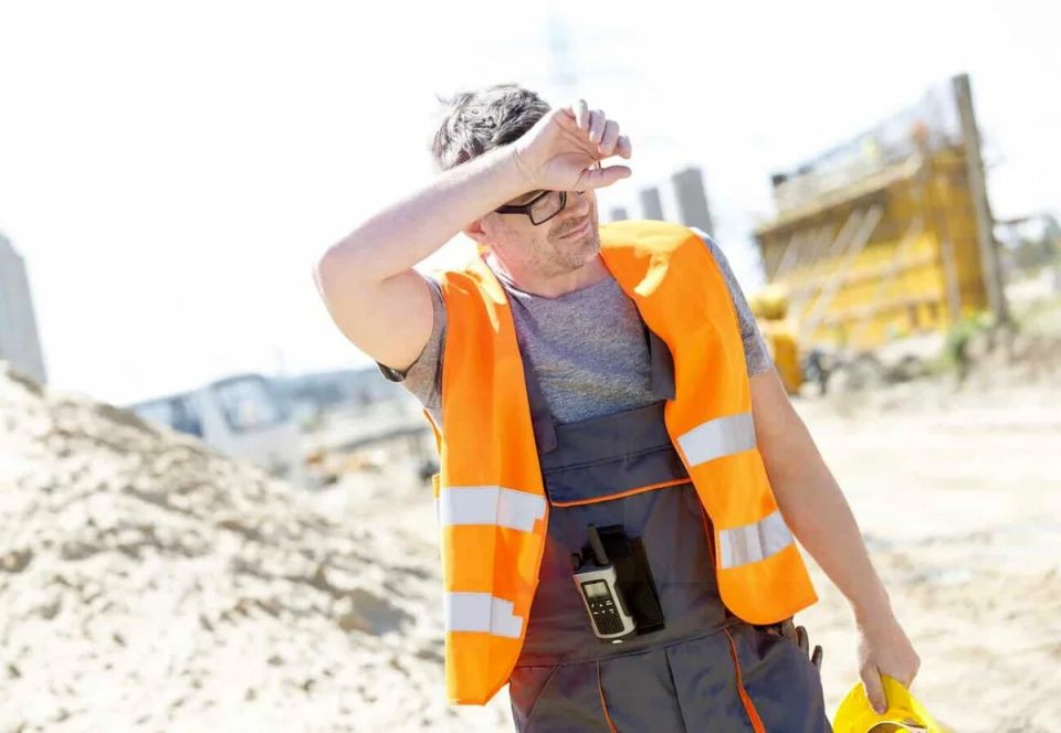 Суд встал на сторону слесаря, уволившегося из-за жары на рабочем месте