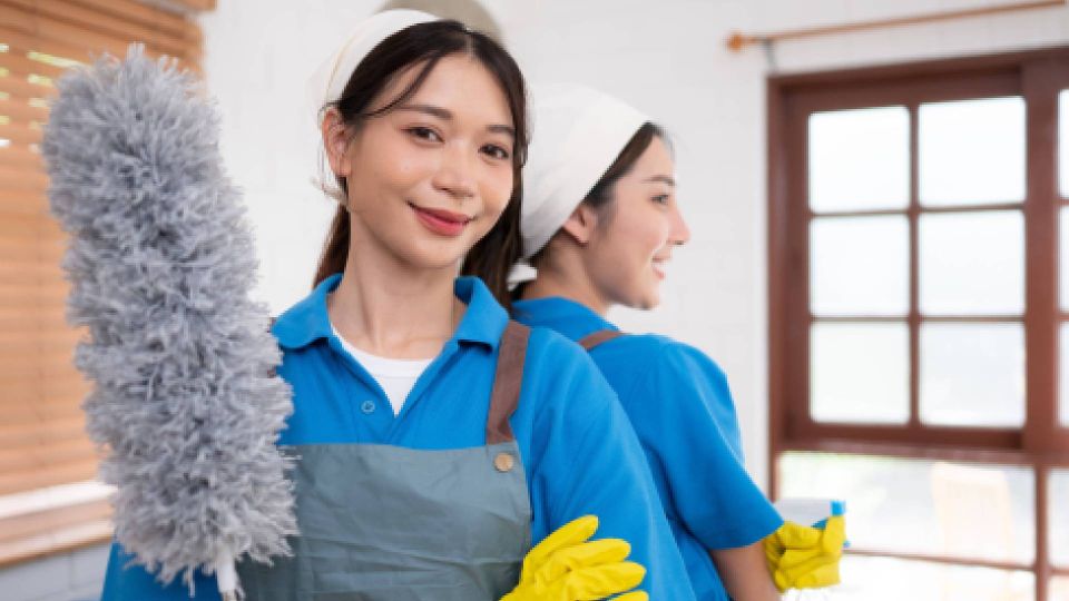 Вредный совет из Сети угробит обивку дивана: не поступайте с мебелью так