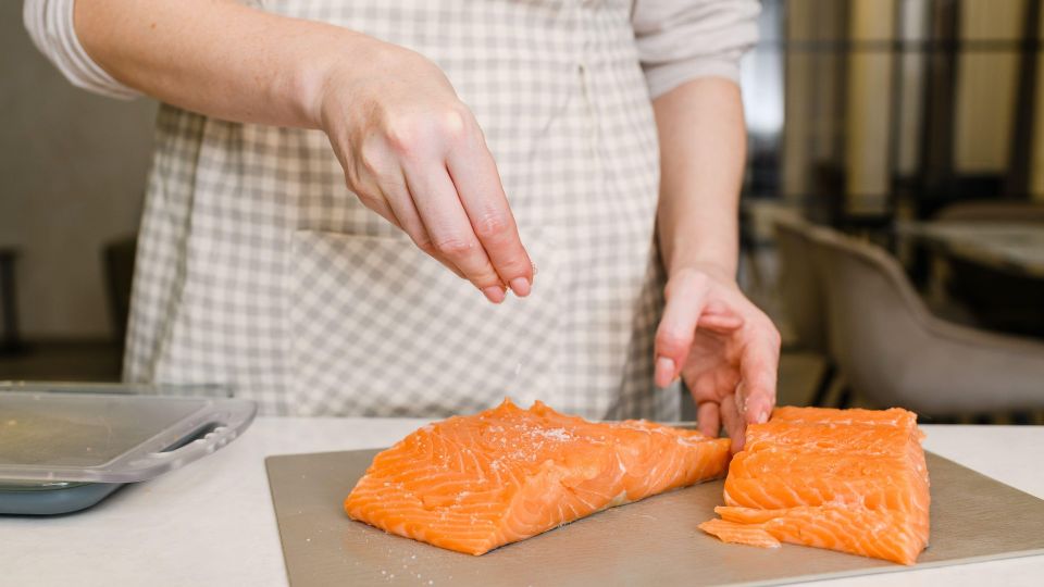 Солить с определенной высоты: три досадные ошибки, которые вы раз за разом допускаете со специями