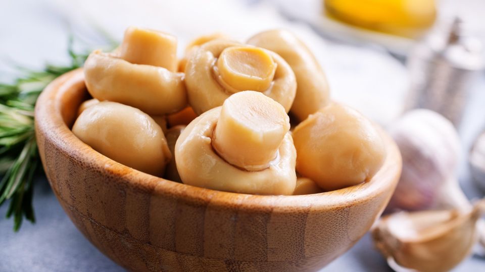 Потрясающая закуска к ужину и застолью: маринованные шампиньоны за 10 минут