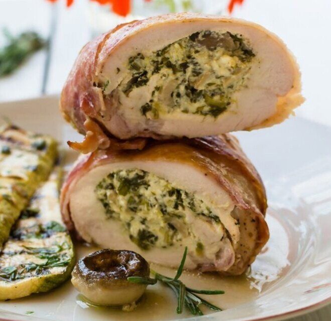 Нежный куриный рулет с сыром и шпинатом: просто и вкусно