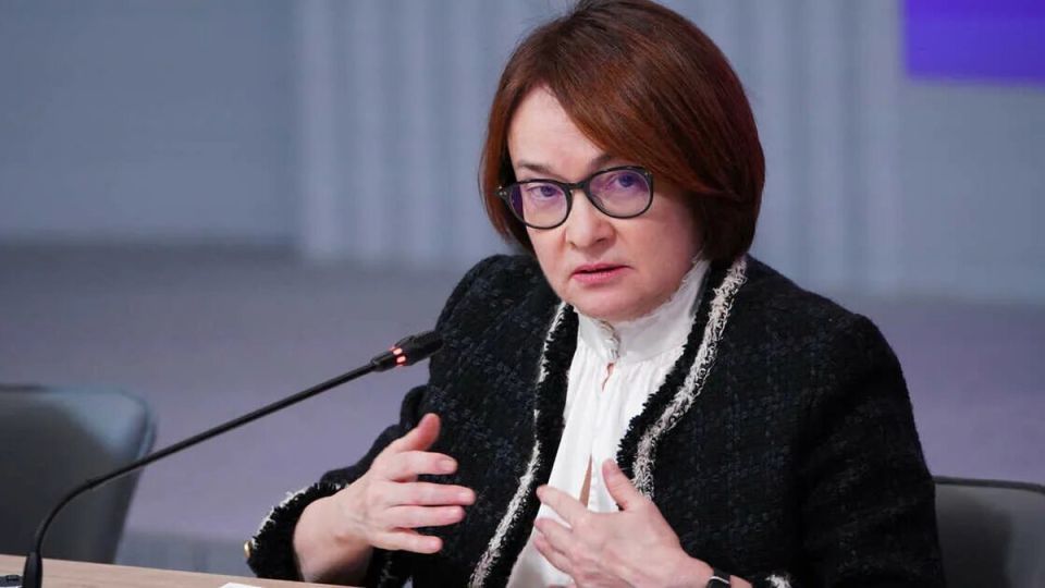 Банки массово блокируют карты: что стоит за новой атакой на граждан?