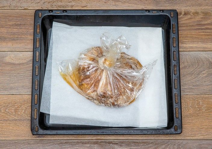 Запечённый свиной окорок в стиле Чар Су с сливочным соусом и гарниром