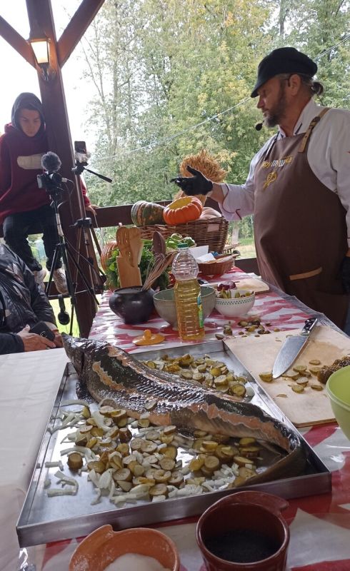 Необычный осетр: запеченный с огурцами в традиционной русской печи