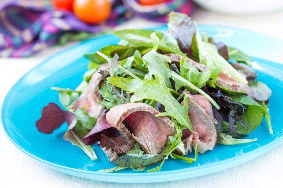 Салат с ростбифом, рукколой и пармезаном: гастрономические изыски на вашем столе