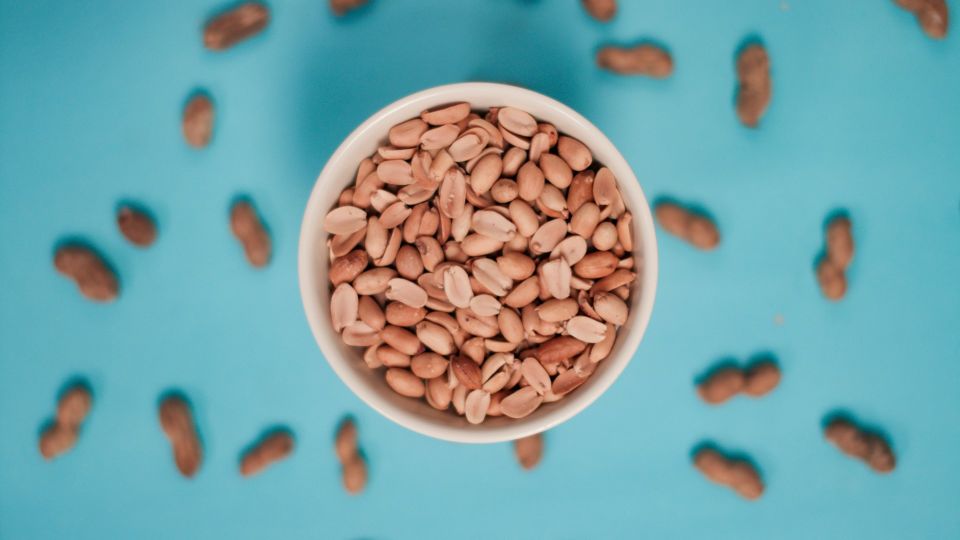 Так чистят арахис опытные хозяйки: вся шелуха сойдет за пару секунд