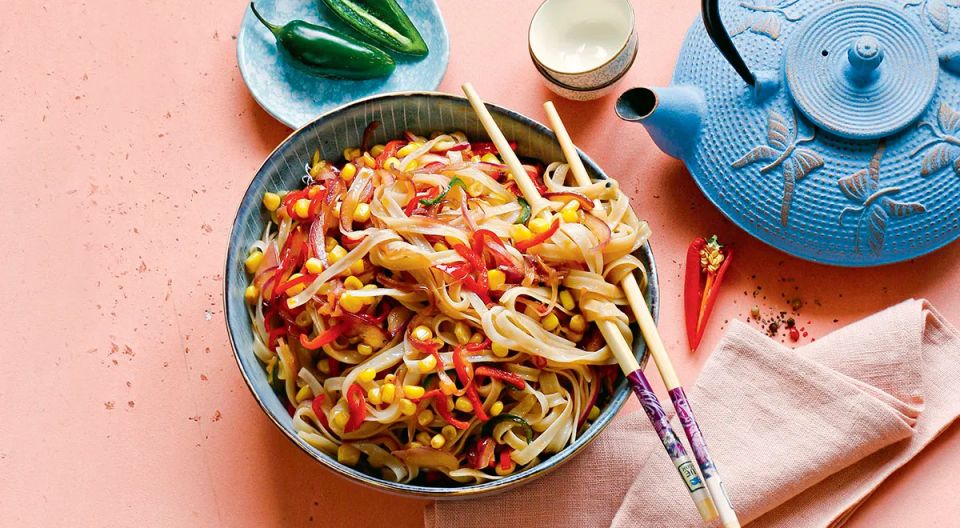 Рисовая лапша с перцем и кукурузой – лёгкое и аппетитное блюдо
