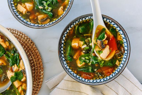 Ароматный детокс-суп за 15 минут: как восточная кухня поможет вашему организму