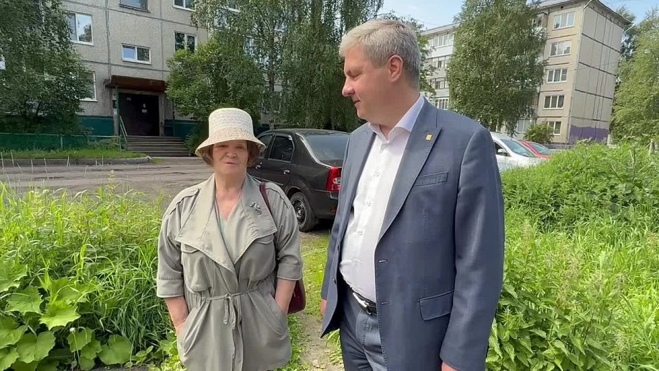С Валентиной Фесенко сегодня на улице Северодвинской вместе осмотрели внутридворовый проезд возле ее дома, который попал в программу «Комфортное Поморье»