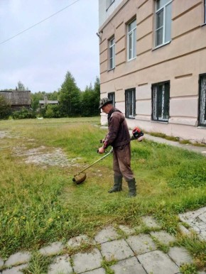 Завершается покос травы на пришкольных территориях