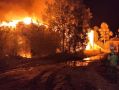Пожар в Шенкурске тушили до 4 часов 30 минут - жилые дома удалось отстоять