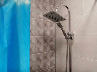 Как отстирать шторку в ванной от желтого налета: несколько простых способов