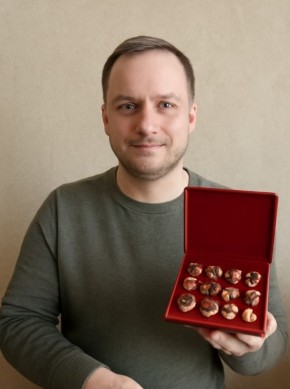  :     15 000 