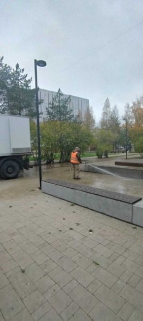 Бригады МУП «Городское благоустройство» усердно трудятся в скверах: убирают опавшую листву, поливают тротуарные дорожки и делают все, чтобы ваши прогулки были приятными и комфортными