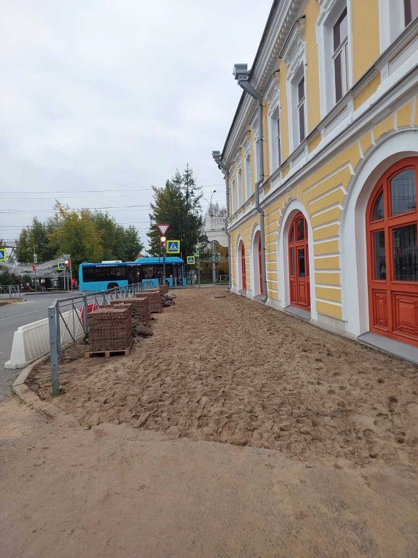 На перекрестке набережной Северной Двины и ул. Поморской началась укладка плитки