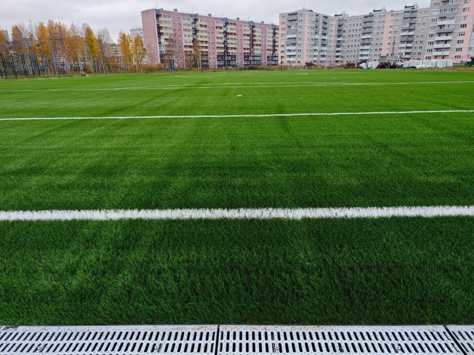 У школы №7 обустроили футбольное поле с искусственной травой