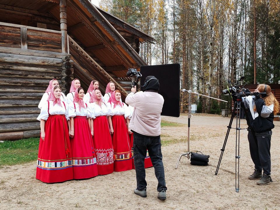 В начале октября в «Малых Корелах» проходили съёмки Северного русского народного хора