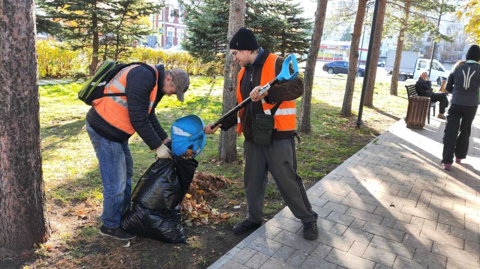 В скверах Архангельская - осенняя уборка