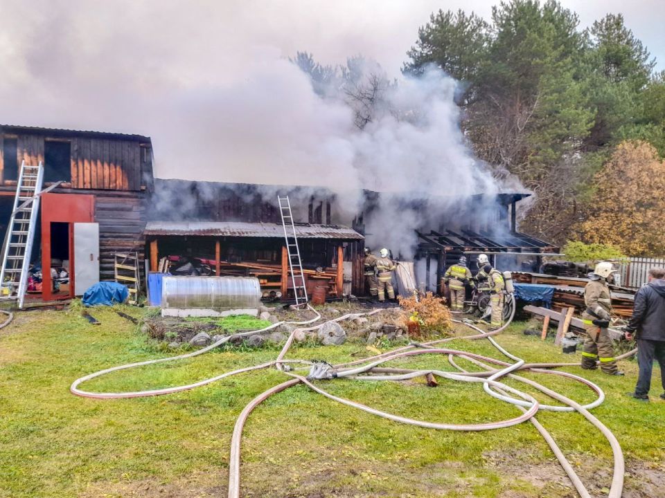 В Карпогорах ликвидирован крупный пожар в хозяйственных постройках