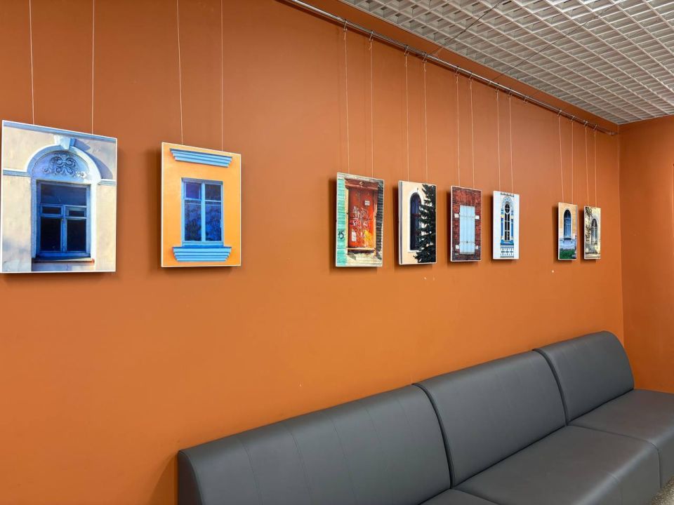 В АГКЦ открылась фотовыставка Владислава Дреко «Окна первых этажей»