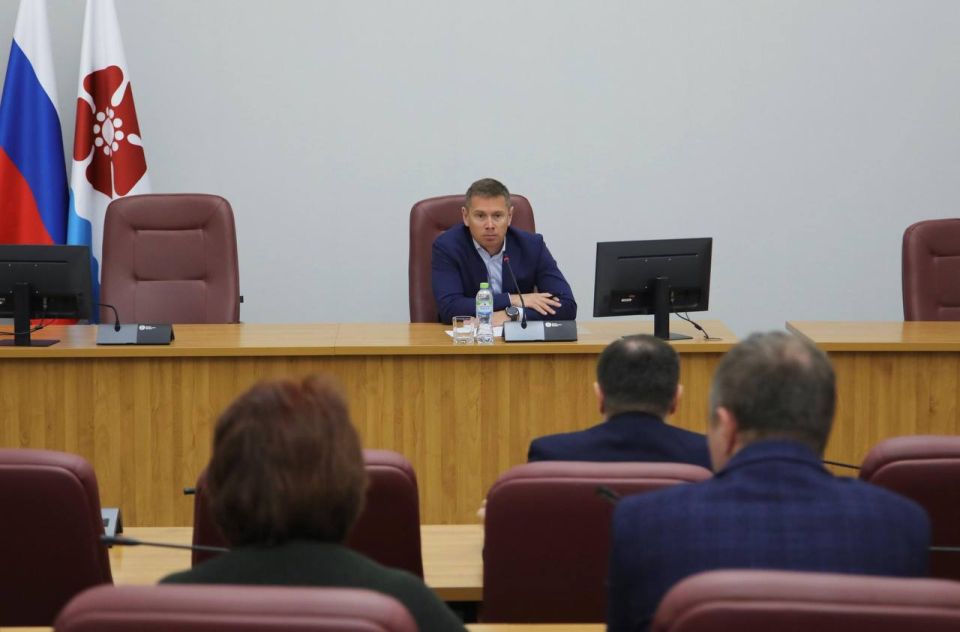 Игорь Арсентьев: На еженедельной планёрке с ресурсоснабжающими организациями, управляющими компаниями и подрядчиками обсудили актуальные на сегодняшний день вопросы