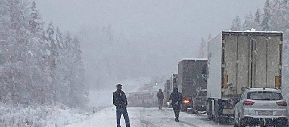 Под Емецком перекрыто движение по трассе М-8