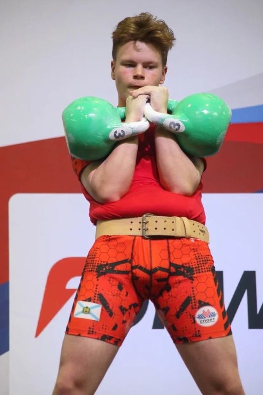 Иван Пластинин из Шенкурска – призер Всероссийских соревнований по гиревому спорту «Столица бурлаков» среди юношей и девушек