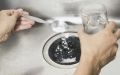 Как просто очистить слив раковины: удивительное средство в вашем доме